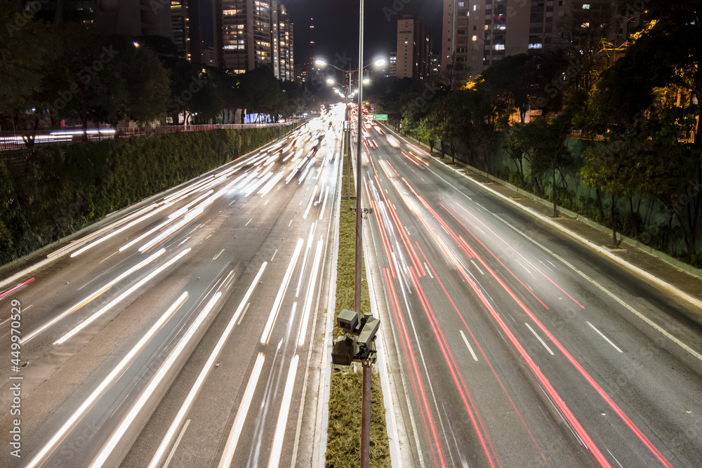 Obraz premium traffic jan on 23 de Maio Avenue at night, in south side of Sao Paulo city.