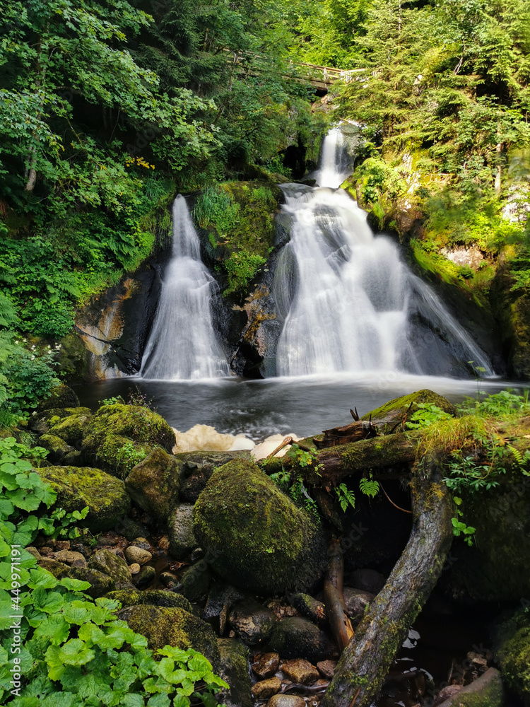Naklejka premium Die schönen Triberger Wasserfälle im Schwarzwald Sommer mit Sonnenschein 