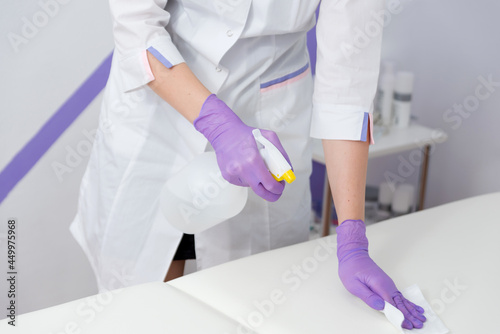 In the hands of a cosmetologist liquid dezynfytsyrovaly surface.