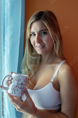 mujer joven tomando café en la ventana!!!