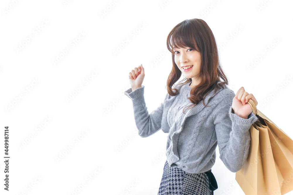 ショッピングをする若い女性