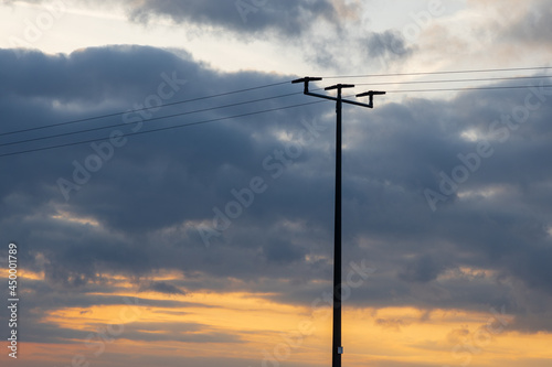 dramatischer Himmel Energieübertragung Freileitung