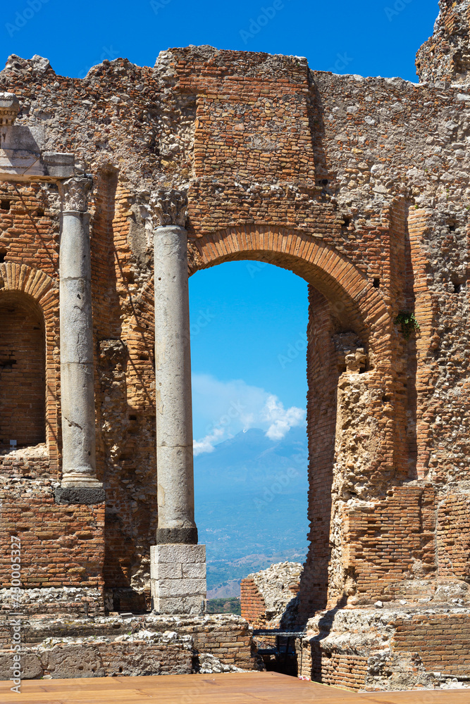 Griechisch-römisches Amphitheater in Taormina, Sizilien, mit rauchendem Vulkan Ätna im Hintergrund
