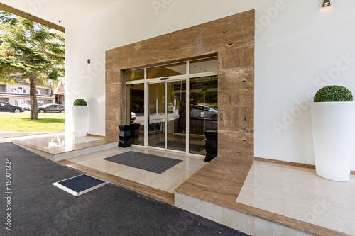 Fotografía Hotel entrance sliding door with marble wall