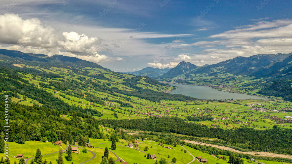 Der Sarnersee vom Glaubenberg aus zu sehen, Luftaufnahme August 2021, Schweiz
