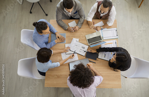 Obraz na plátne Team of people having important discussion in business meeting