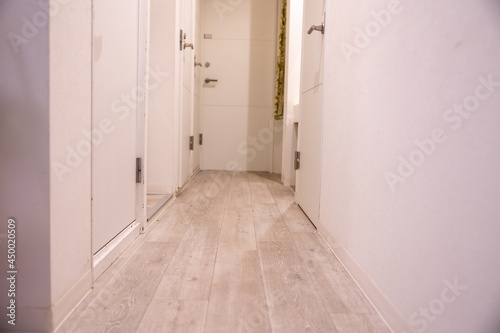 白い壁の室内廊下