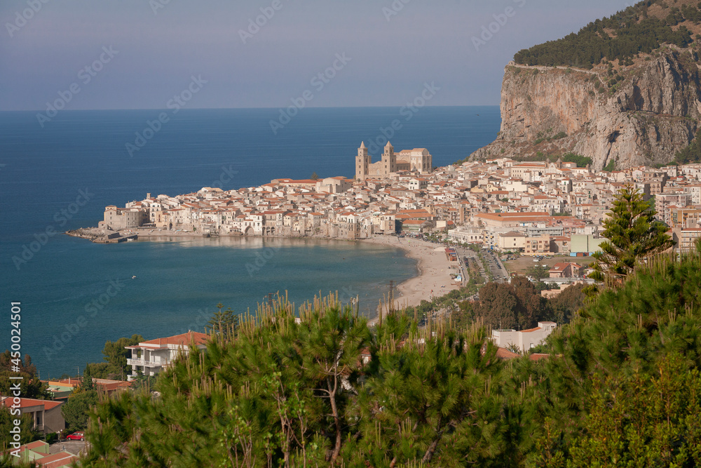 Cefalù, Palermo. Vista del borgo con la spiaggia e la Rocca
