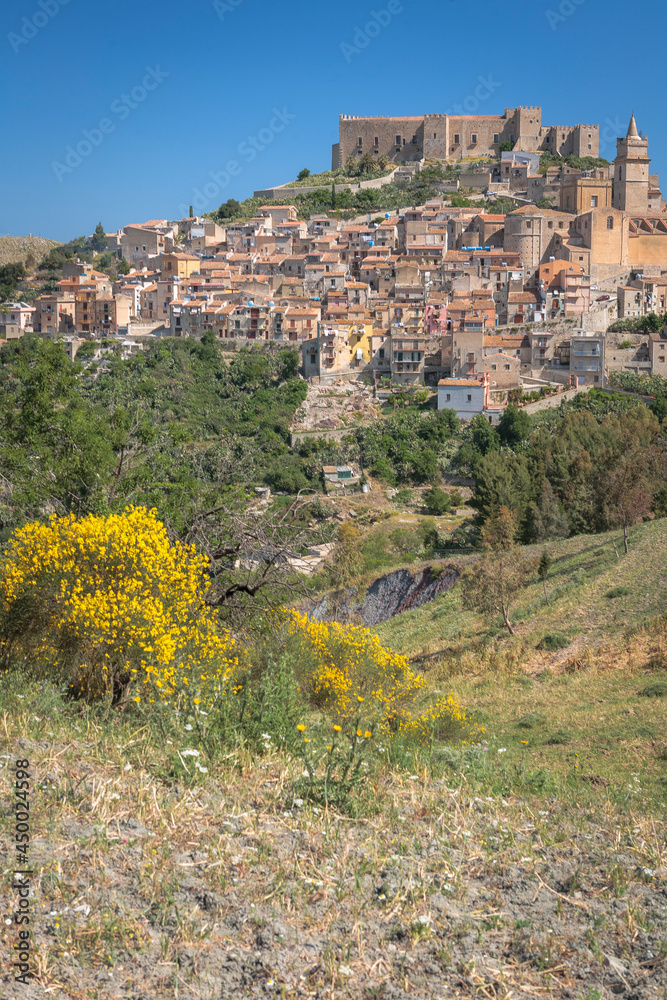 Caccamo, Palermo. Il borgo con il castello, costruzione difensiva, uno dei più grandi e meglio conservati tra i castelli normanni in Sicilia 