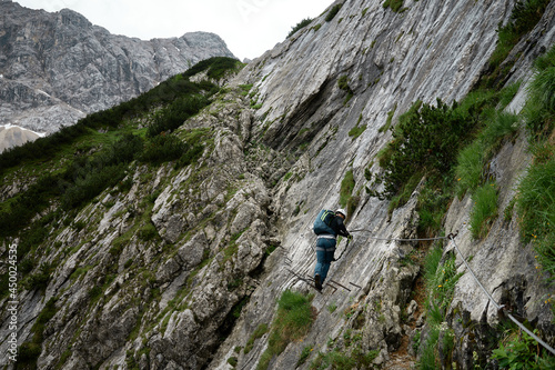 Kletterer im Höllental Klettersteig im Abschnitt genannt Brett auf dem Weg zur Zugspitze photo