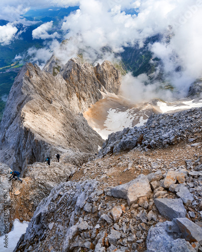 Bergsteiger auf dem Weg zur Zugspitze im Höllental Klettersteig oberhalb der Höllentalferner kurz vor der Zugspitze an einem bewölkten Tag