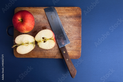 Obraz na płótnie Apples on cutting board with knife w salonie