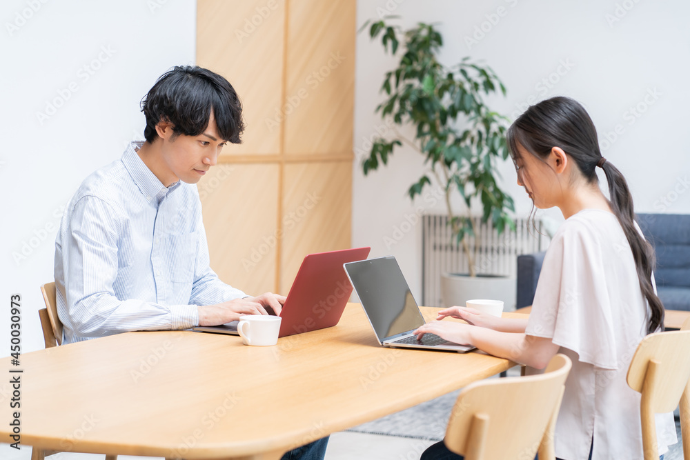 作業をする若い日本人カップル 作業をする若い日本人カップル