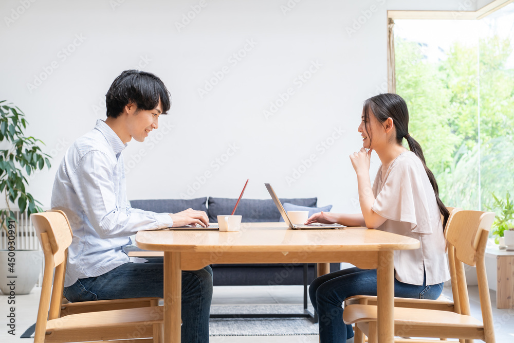 作業をする若い日本人カップル