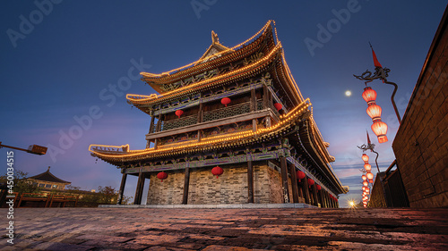 Tableau sur toile Ancient tower on Xian city wall at night, south gate main entrance, Xian, China