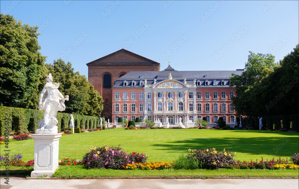 Obraz premium Kurfürstliches Palais in Trier, deutschland, 