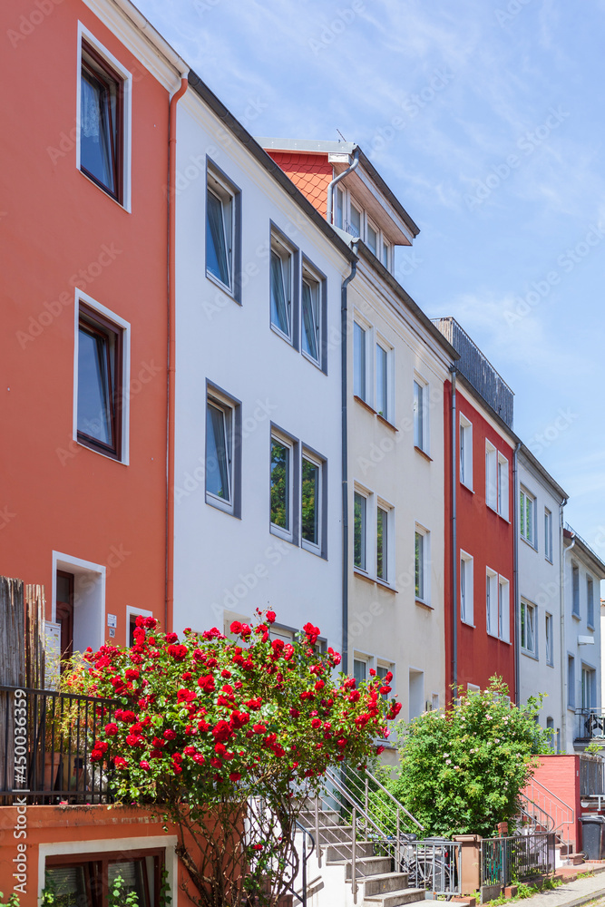 Fototapeta premium Reihenhäuser, bunte moderne Wohngebäude , Bremen, Deutschland, Europa