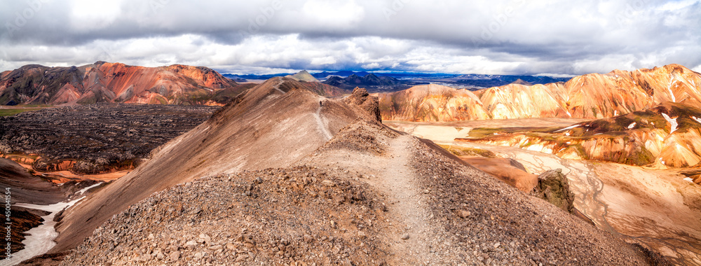Φωτογραφία Hiking trail along the crest of the orange mountain Landmannalaugar, Iceland