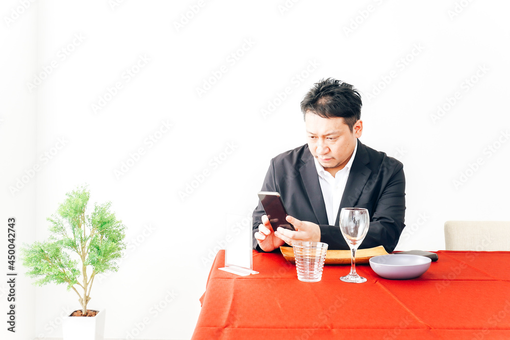 レストランでスマホ決済をする男性 レストランでスマホ決済をする男性