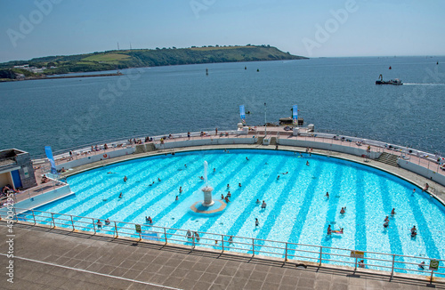 Plymouth, Devon, England, UK. 2021. Overview of Tinside Lido on Plymouth  seafront, Historic art deco style and voted in top ten outdoor pools in Europe. Outdoor salt water swimming pool.