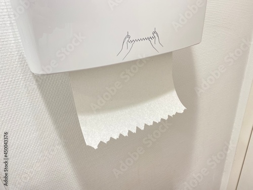 Bild auf Leinwand Distributeur de papier dans les toilettes