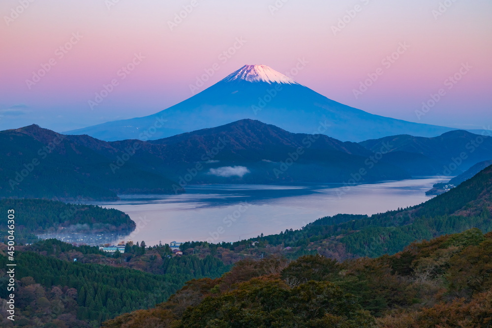 夜明けの富士山と芦ノ湖　神奈川県足柄下郡箱根町の富士見峠近辺にて