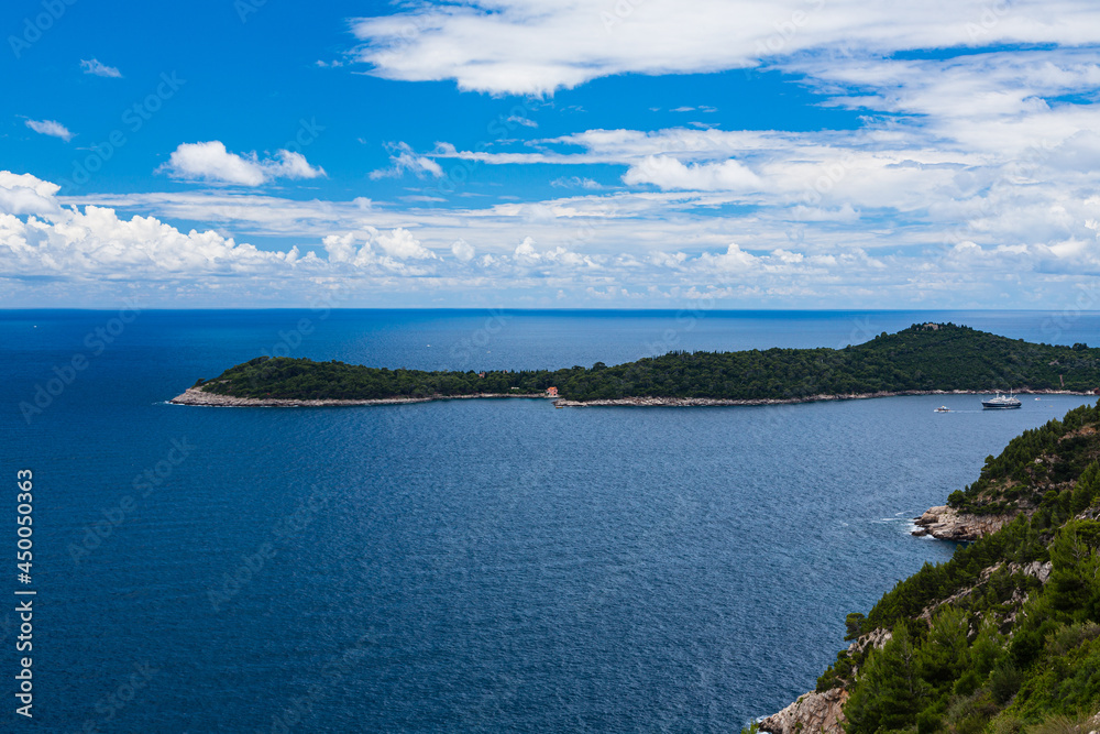 クロアチア　ドゥブロヴニクのロクルム島とアドリア海