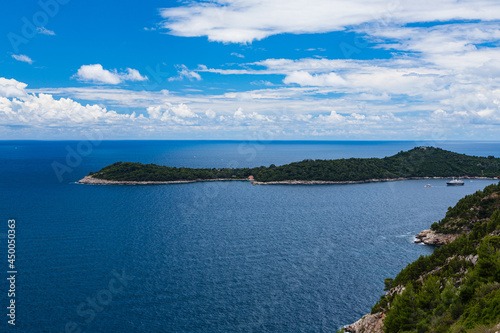 クロアチア ドゥブロヴニクのロクルム島とアドリア海