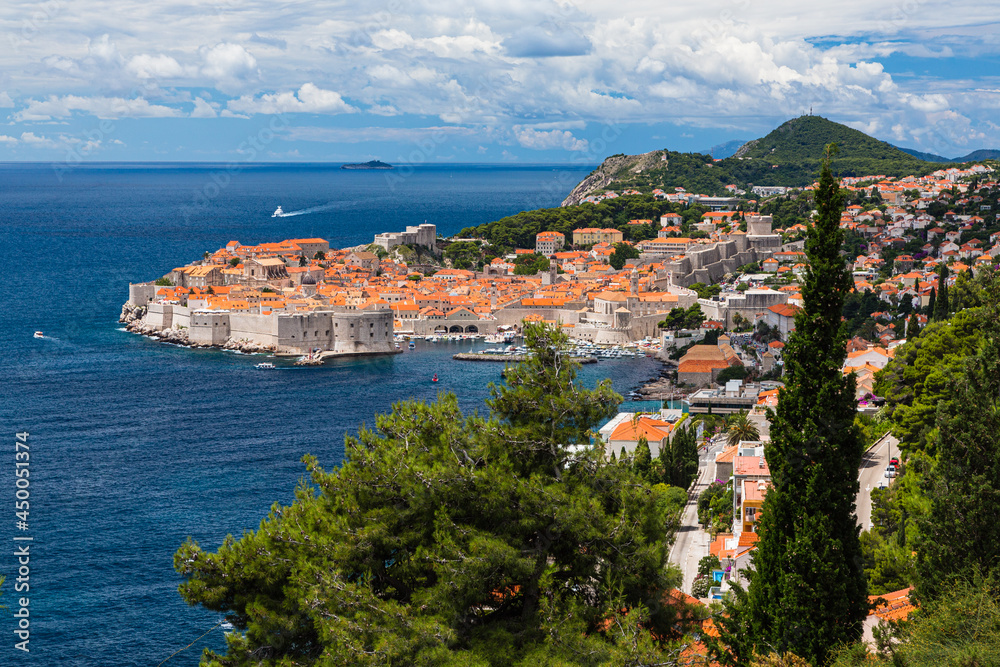 クロアチア　ドゥブロヴニクの旧市街の街並みとアドリア海