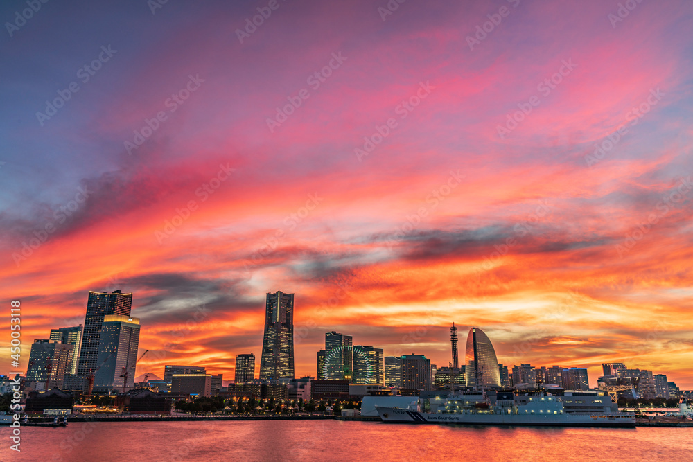大桟橋から見た横浜みなとみらい21地区の夕景
【The Blazing Sunset in Yokohama Minatomirai21】