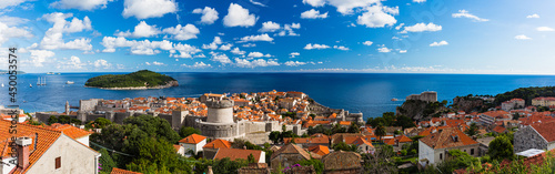 クロアチア スルジ山から見えるドゥブロヴニクの旧市街とロクルム島
