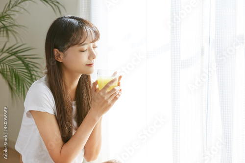 果物ジュースを飲む健康的な若い女性