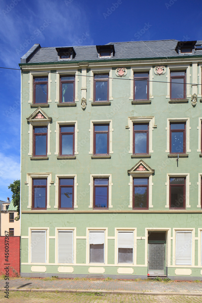 Fototapeta premium Altes verfallenes Mehrfamilienhaus in Bremerhaven-Lehe, Deutschland