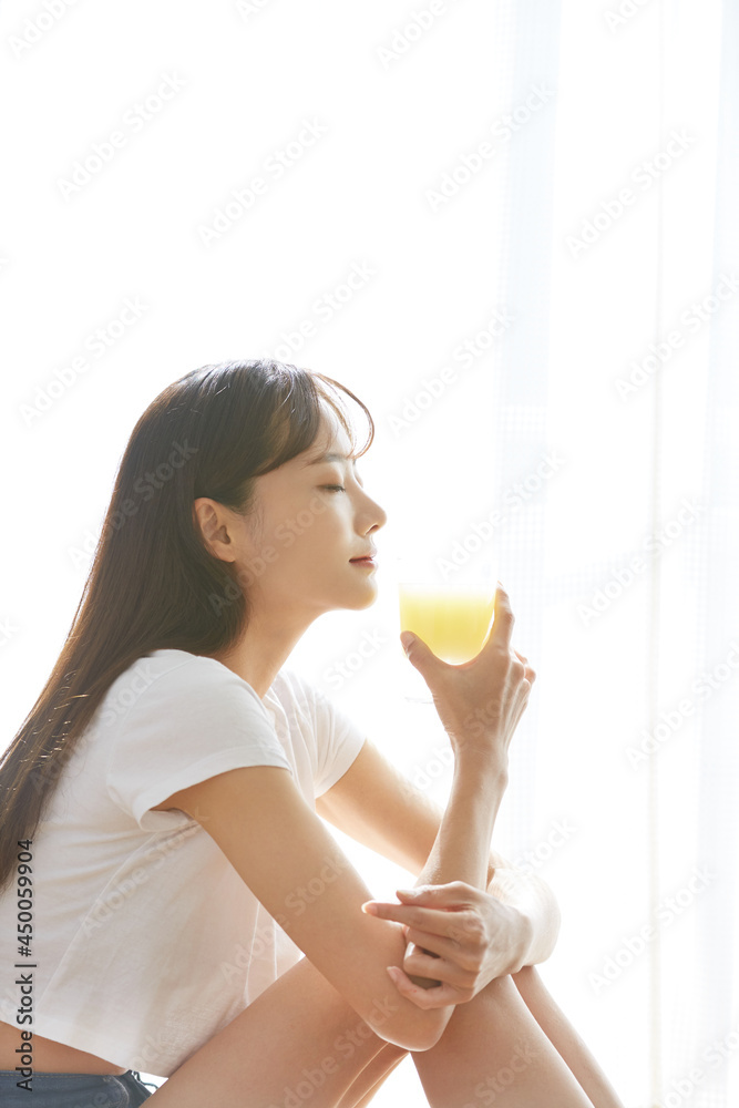 果物ジュースを飲む健康的な若い女性