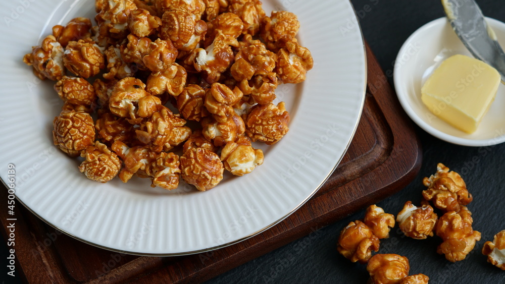 Fototapeta premium Caramel popcorn on the white ceramic plate