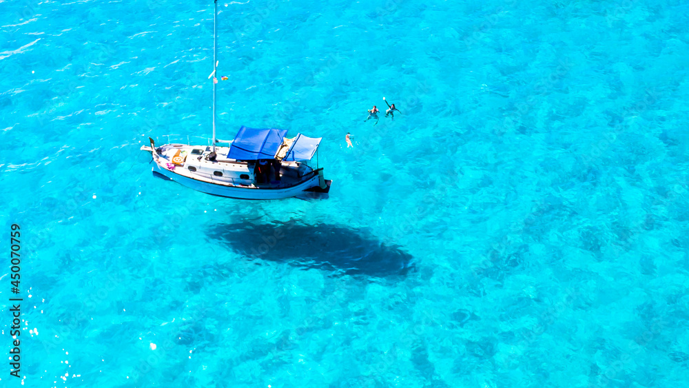 Imagen aérea tomada con dron sobre las aguas cristalinas de Formentera(Islas Baleares - España)