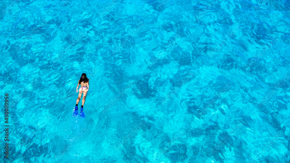 Jóvenes haciendo esnórquel en las playas cristalinas de Formentera.