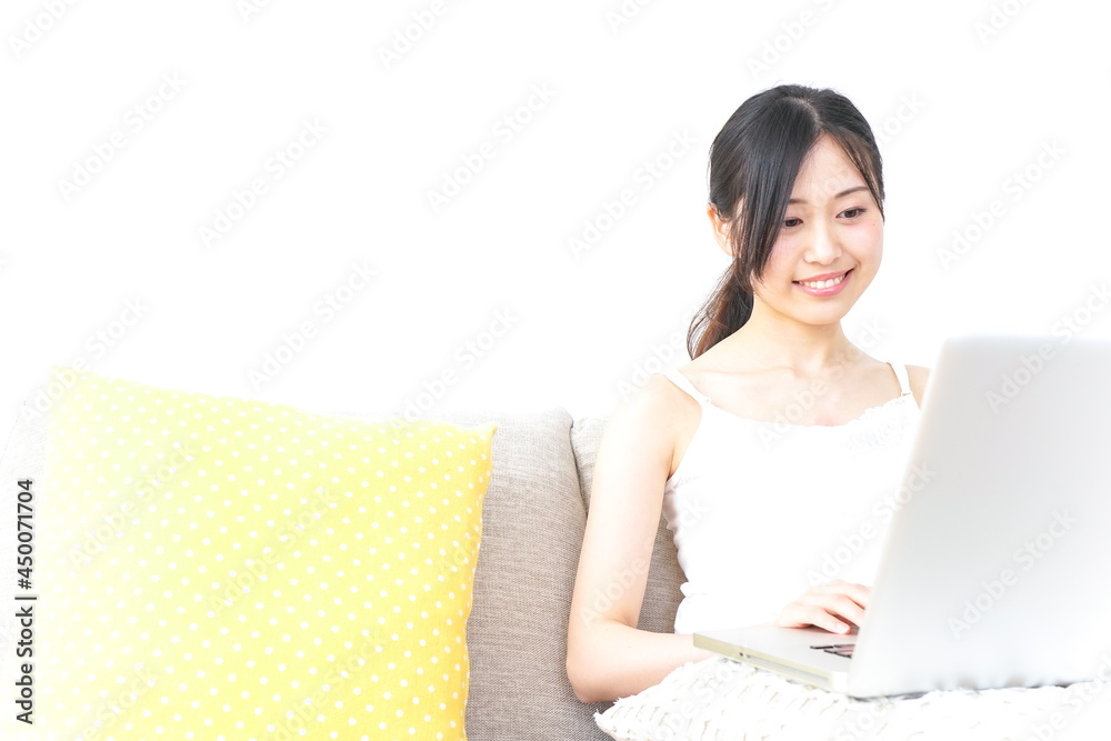 リラックスしてパソコンを使う女性 リラックスしてパソコンを使う女性
