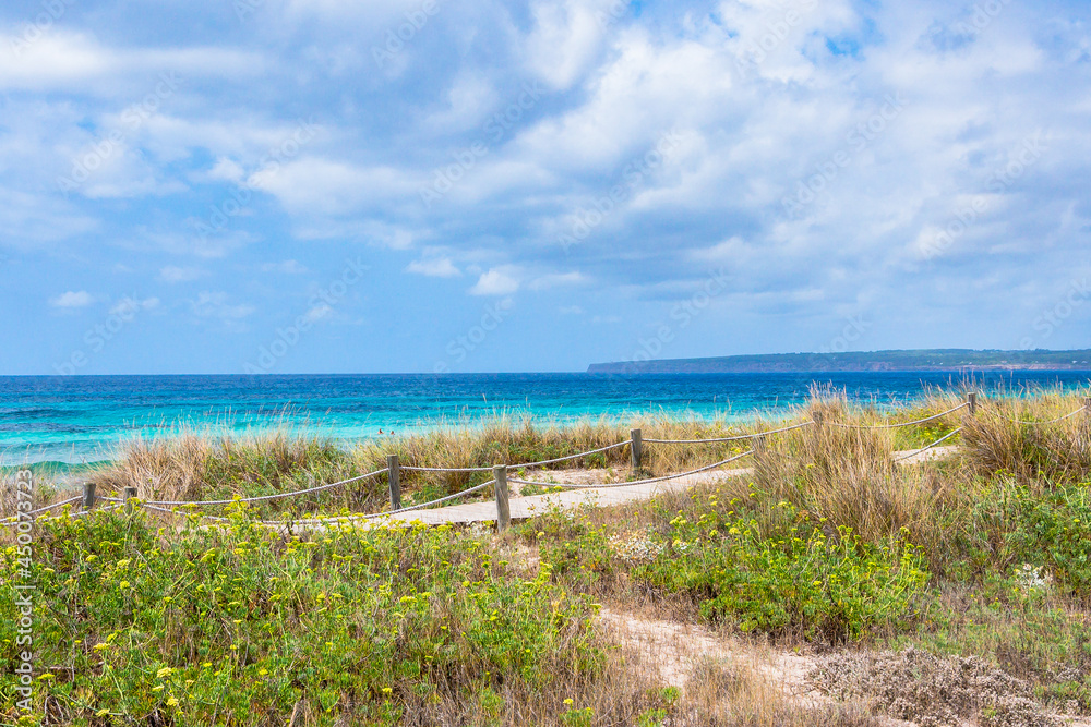 Playas de arena fina y aguas cristalinas de Formentera (Islas Baleares España) Playas de arena fina y aguas cristalinas de Formentera (Islas Baleares España)
