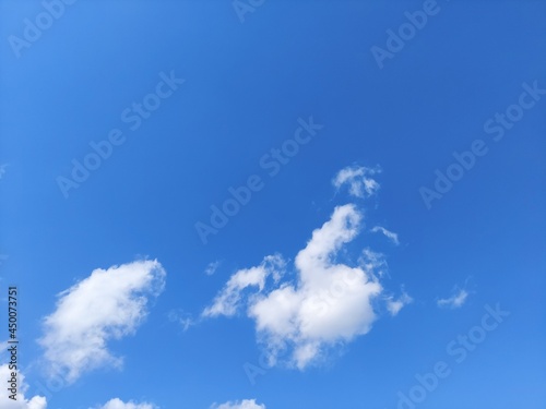 Piękne błękitne letnie niebo z chmurami photo