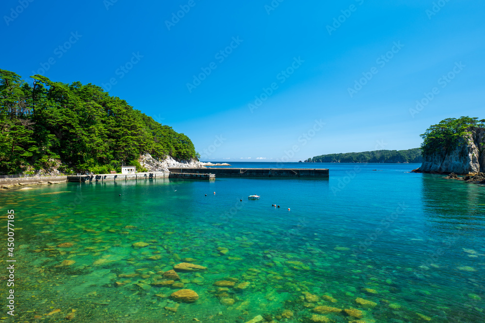 夏の青空と岩手県宮古市の浄土ヶ浜 夏の青空と岩手県宮古市の浄土ヶ浜
