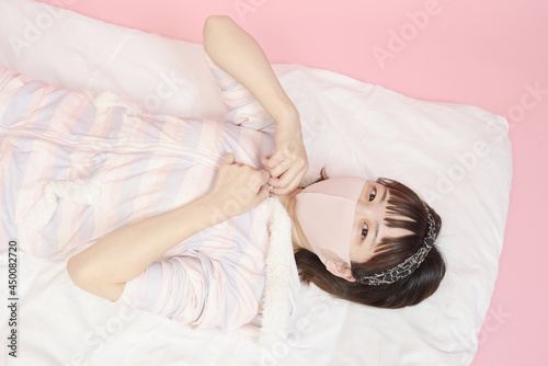 Konstfotografi パジャマのファスナーを下す女性