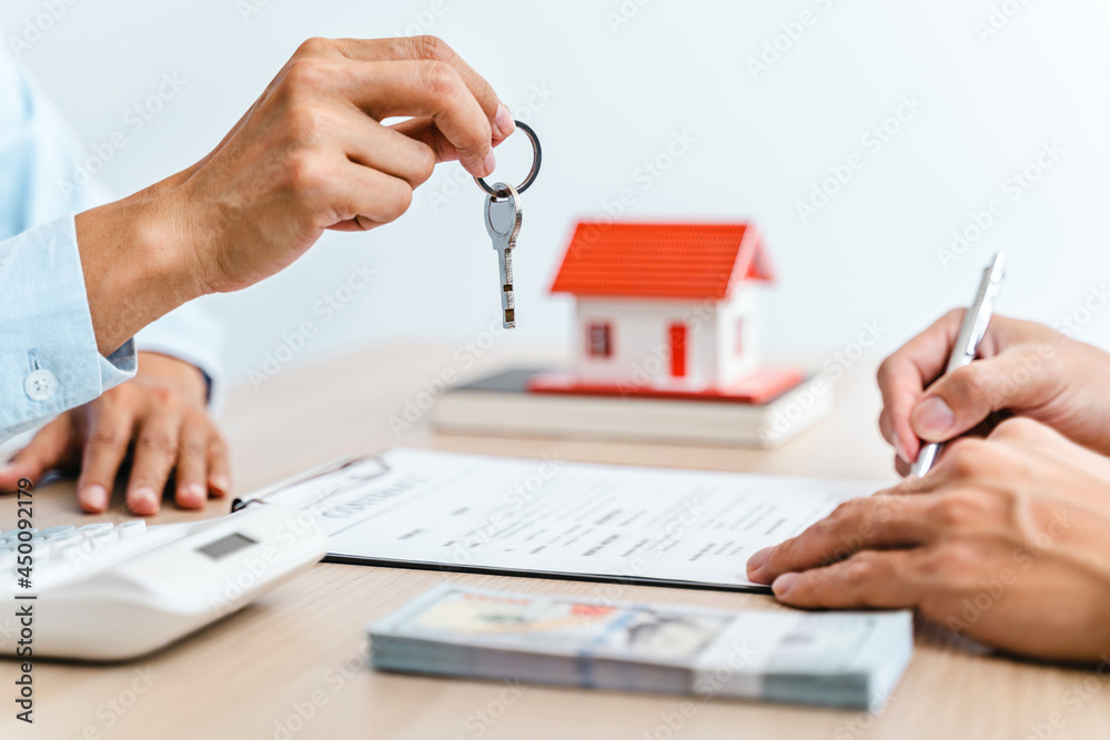 Real estate broker and client sign contract insurance agreement