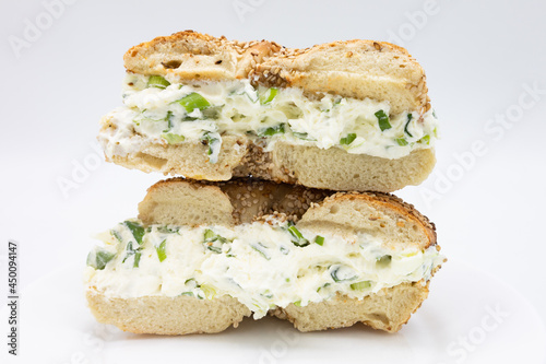 Foto A Cut in Half and Stacked New York Style Sesame Seed Bagel filled with Scallion