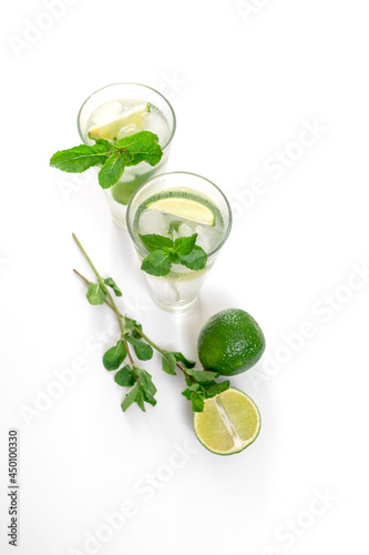 gin tonic mojito glass cocktail water ice lime mint table drink