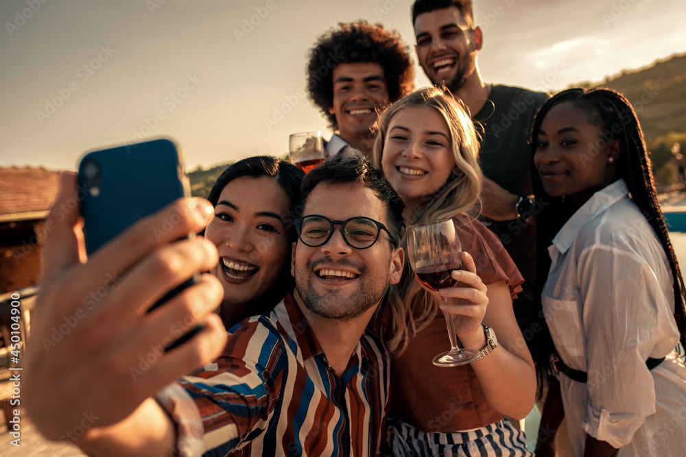Obraz premium Group of friends at reunion making selfie outdoor.
