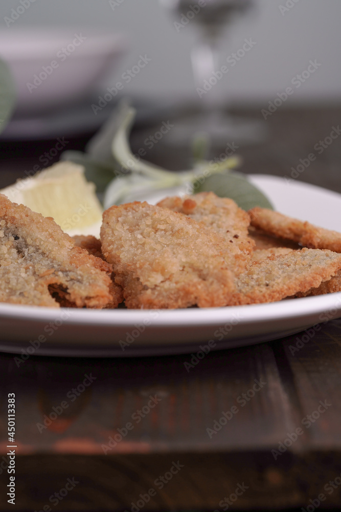 Piatto con pesce fritto Piatto con pesce fritto