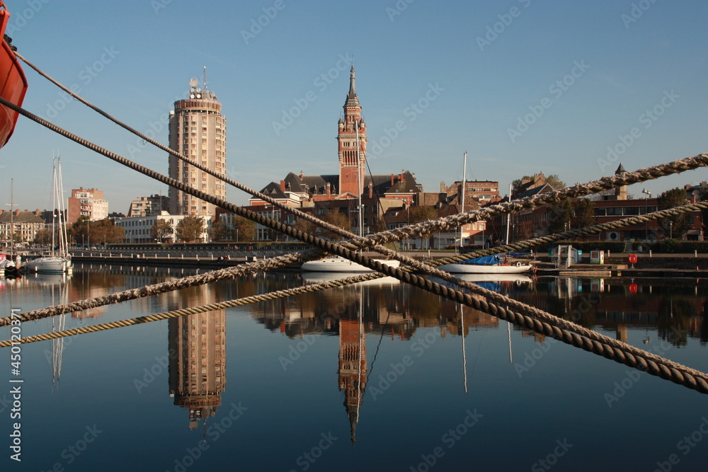 Fototapeta premium beffroi de Dunkerque vue du port 
