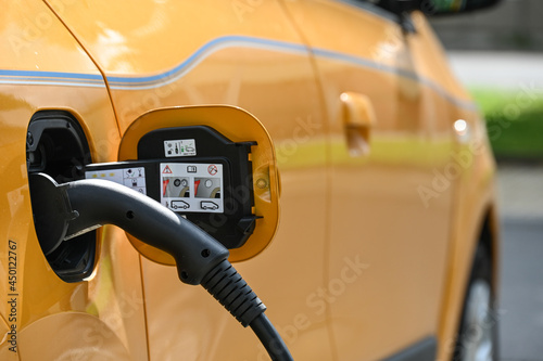 voiture auto électrique recharge borne batterie environnement