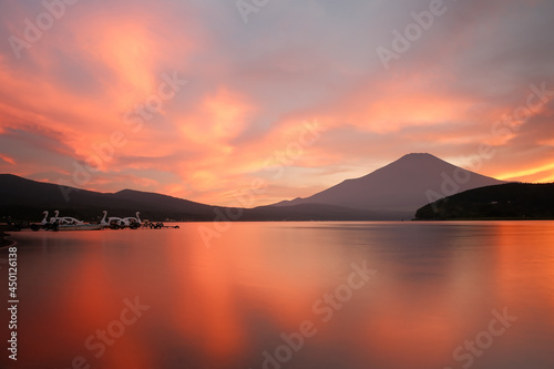 夕焼けの山中湖と富士山